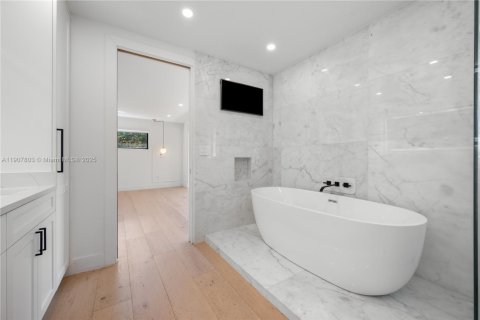 House in South Miami, Florida 4 bedrooms, 300.91 sq.m. № 1966768 - photo 21