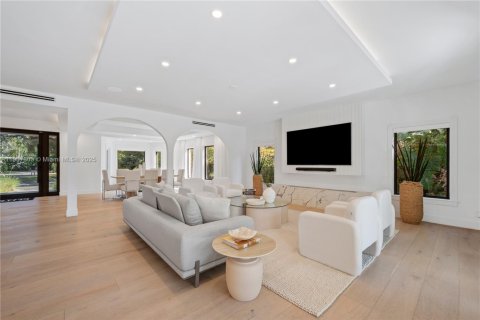 House in South Miami, Florida 4 bedrooms, 300.91 sq.m. № 1966768 - photo 6