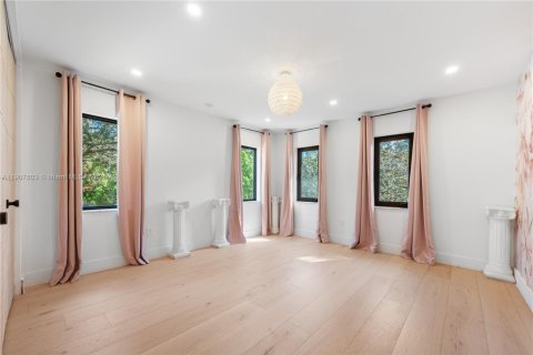 House in South Miami, Florida 4 bedrooms, 300.91 sq.m. № 1966768 - photo 16