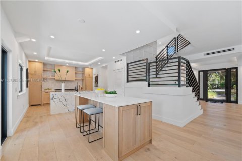 House in South Miami, Florida 4 bedrooms, 300.91 sq.m. № 1966768 - photo 15