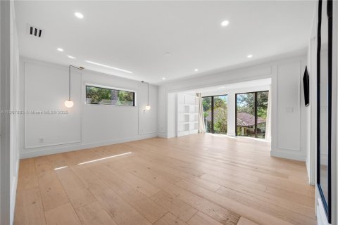 House in South Miami, Florida 4 bedrooms, 300.91 sq.m. № 1966768 - photo 17