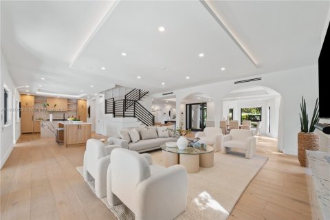 House in South Miami, Florida 4 bedrooms, 300.91 sq.m. № 1966768 - photo 5