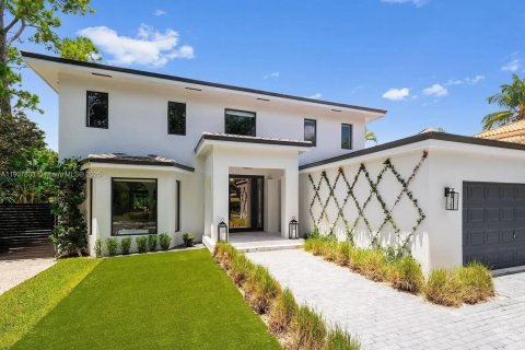 House in South Miami, Florida 4 bedrooms, 300.91 sq.m. № 1966768 - photo 1