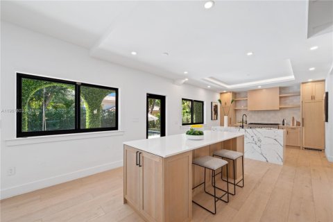 House in South Miami, Florida 4 bedrooms, 300.91 sq.m. № 1966768 - photo 13