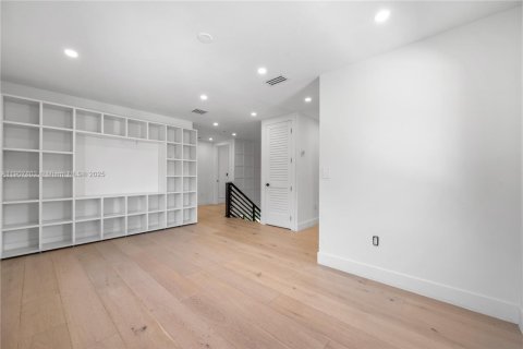 House in South Miami, Florida 4 bedrooms, 300.91 sq.m. № 1966768 - photo 18