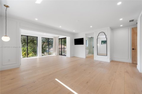 House in South Miami, Florida 4 bedrooms, 300.91 sq.m. № 1966768 - photo 12