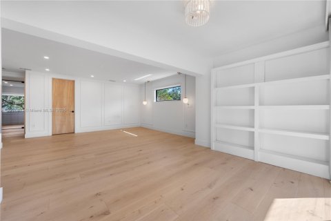 House in South Miami, Florida 4 bedrooms, 300.91 sq.m. № 1966768 - photo 20