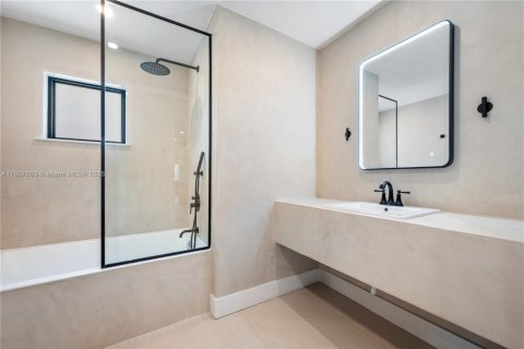 House in South Miami, Florida 4 bedrooms, 300.91 sq.m. № 1966768 - photo 23