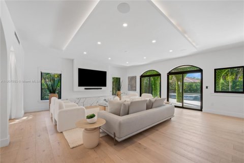 House in South Miami, Florida 4 bedrooms, 300.91 sq.m. № 1966768 - photo 7