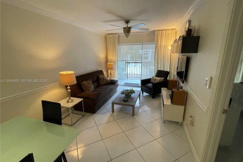 Купить кондоминиум в Санни-Айлс-Бич, Флорида 2 спальни, 70.05м2, № 2047131 - фото 2