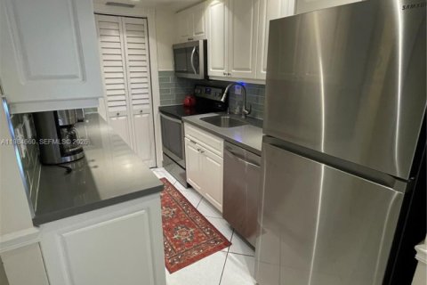 Купить кондоминиум в Санни-Айлс-Бич, Флорида 2 спальни, 70.05м2, № 2047131 - фото 7