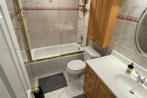 Купить кондоминиум в Санни-Айлс-Бич, Флорида 2 спальни, 70.05м2, № 2047131 - фото 11