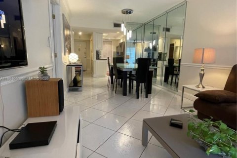 Купить кондоминиум в Санни-Айлс-Бич, Флорида 2 спальни, 70.05м2, № 2047131 - фото 18