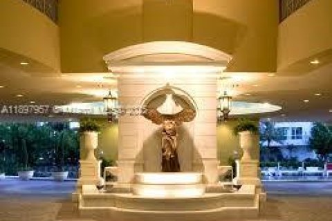 Condo in Sunny Isles Beach, Florida, 4 bedrooms  № 1949686 - photo 24