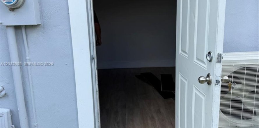 Propiedad comercial en Miami Gardens, Florida 1 dormitorio, 164.53 m2 № 2078051