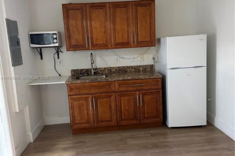 Propiedad comercial en alquiler en Miami Gardens, Florida, 1 dormitorio, 164.53 m2 № 2078051 - foto 2