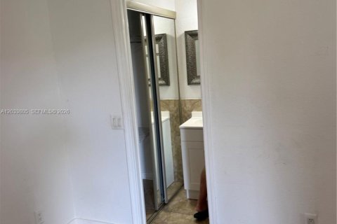 Propiedad comercial en alquiler en Miami Gardens, Florida, 1 dormitorio, 164.53 m2 № 2078051 - foto 4