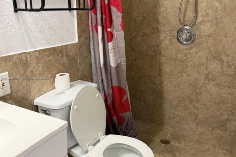 Propiedad comercial en alquiler en Miami Gardens, Florida, 1 dormitorio, 164.53 m2 № 2078051 - foto 6