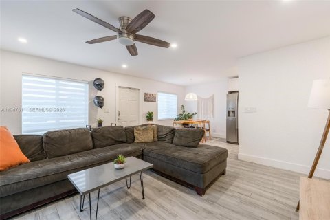 Commercial property in Oakland Park, Florida 201.97 sq.m. № 2004156 - photo 10