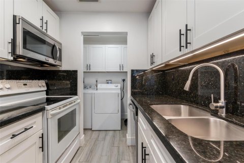 Commercial property in Oakland Park, Florida 201.97 sq.m. № 2004156 - photo 22