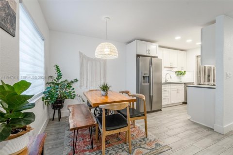 Commercial property in Oakland Park, Florida 201.97 sq.m. № 2004156 - photo 5