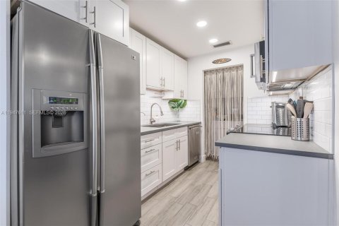 Commercial property in Oakland Park, Florida 201.97 sq.m. № 2004156 - photo 3