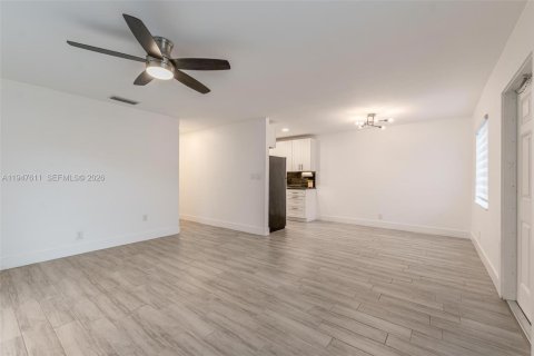 Commercial property in Oakland Park, Florida 201.97 sq.m. № 2004156 - photo 29