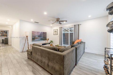 Commercial property in Oakland Park, Florida 201.97 sq.m. № 2004156 - photo 7