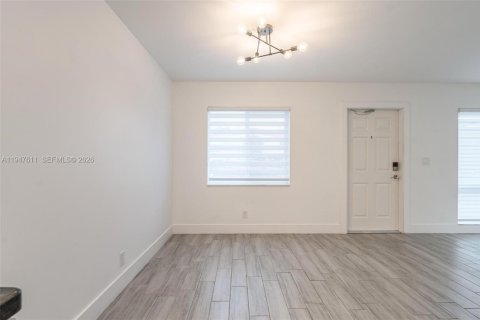 Commercial property in Oakland Park, Florida 201.97 sq.m. № 2004156 - photo 24