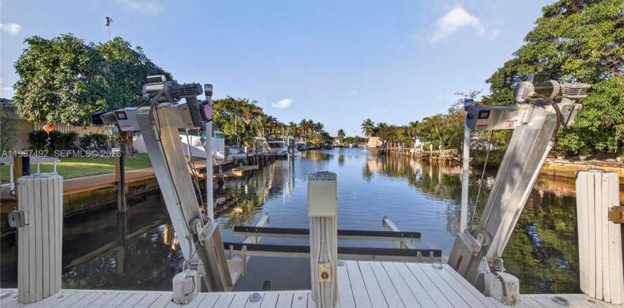 House in Pompano Beach, Florida 2 bedrooms, 142.7 sq.m. № 2048718