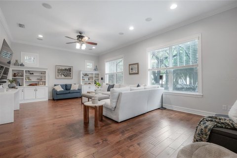 House in Tampa, Florida 4 bedrooms, 331.29 sq.m. № 1900154 - photo 17