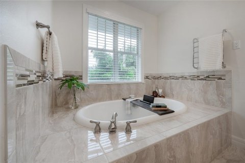 House in Tampa, Florida 4 bedrooms, 331.29 sq.m. № 1900154 - photo 26