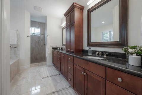 House in Tampa, Florida 4 bedrooms, 331.29 sq.m. № 1900154 - photo 24