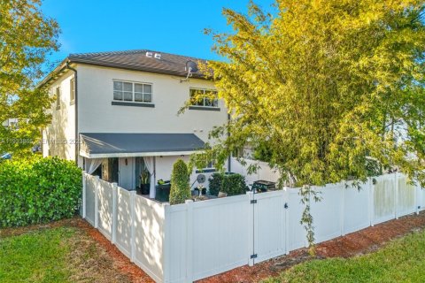 Townhouse in Miramar, Florida 3 bedrooms, 167.6 sq.m. № 1994556 - photo 3