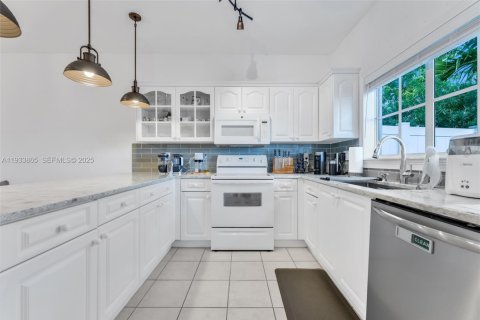 Townhouse in Miramar, Florida 3 bedrooms, 167.6 sq.m. № 1994556 - photo 13