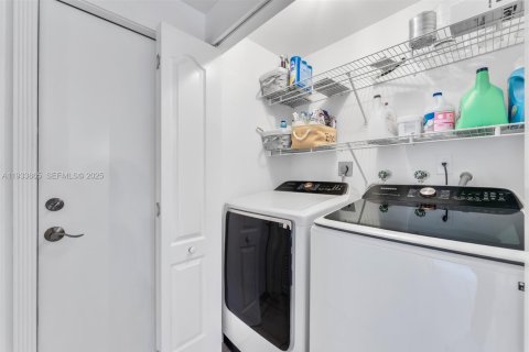 Townhouse in Miramar, Florida 3 bedrooms, 167.6 sq.m. № 1994556 - photo 25