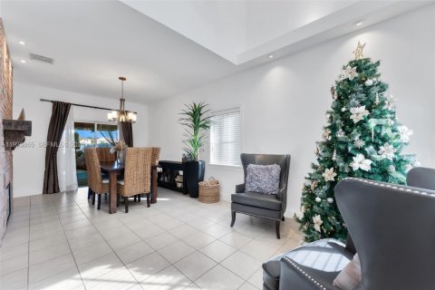 Townhouse in Miramar, Florida 3 bedrooms, 167.6 sq.m. № 1994556 - photo 10