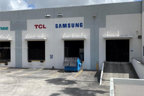 Commercial property in Doral, Florida № 2046309 - photo 3