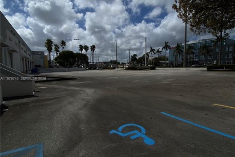 Commercial property in Doral, Florida № 2046309 - photo 7