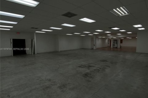 Commercial property in Doral, Florida № 2046309 - photo 6