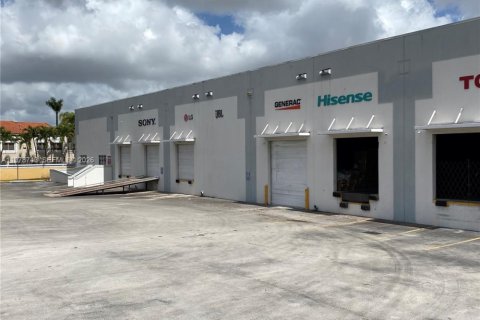 Commercial property in Doral, Florida № 2046309 - photo 4