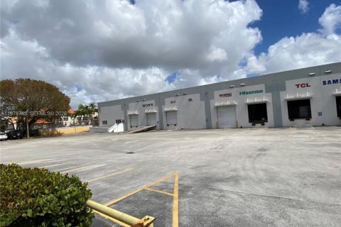 Commercial property in Doral, Florida № 2046309 - photo 2