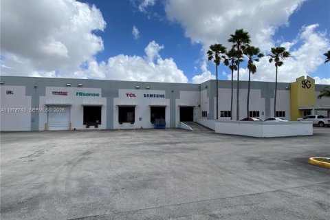 Commercial property in Doral, Florida № 2046309