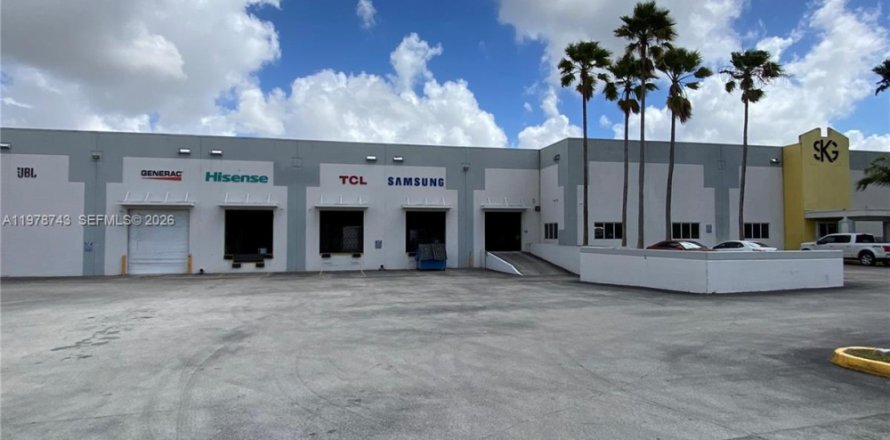 Commercial property in Doral, Florida № 2046309