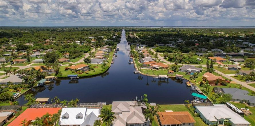House in Port Charlotte, Florida 5 bedrooms, 320.51 sq.m. № 1553383