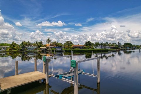 House in Port Charlotte, Florida 5 bedrooms, 320.51 sq.m. № 1553383 - photo 6
