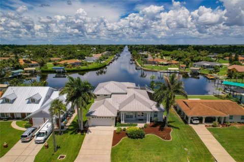 House in Port Charlotte, Florida 5 bedrooms, 320.51 sq.m. № 1553383 - photo 2