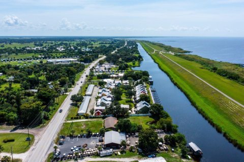 House in Okeechobee, Florida 1 bedroom, 136.01 sq.m. № 2175624 - photo 3