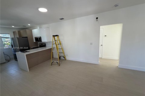 Снять в аренду виллу или дом в Майами, Флорида 2 спальни, 190.45м2, № 1988917 - фото 6