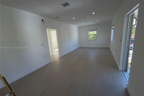 Снять в аренду виллу или дом в Майами, Флорида 2 спальни, 190.45м2, № 1988917 - фото 8